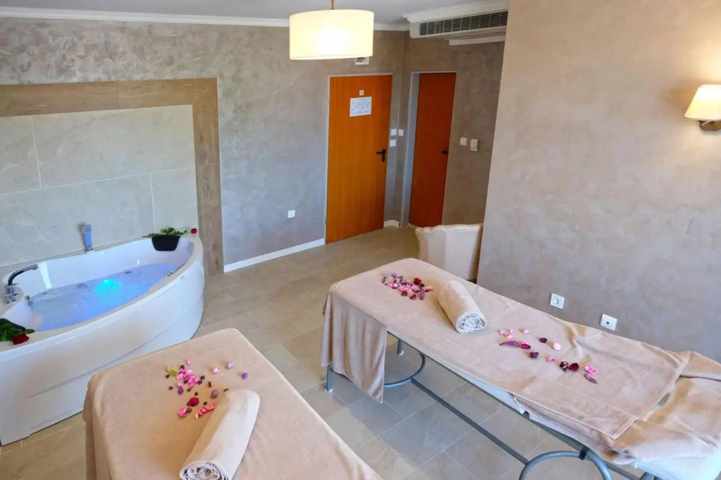 Paradise Hotel & Relax Center