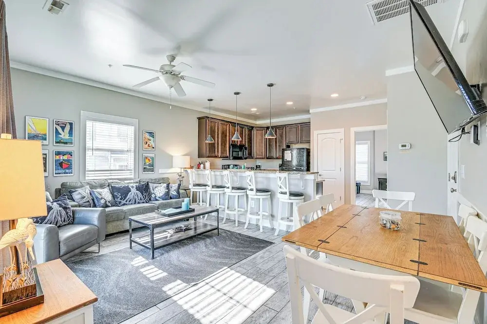 Walk to Shore: Myrtle Beach Home w/ Pool Access!