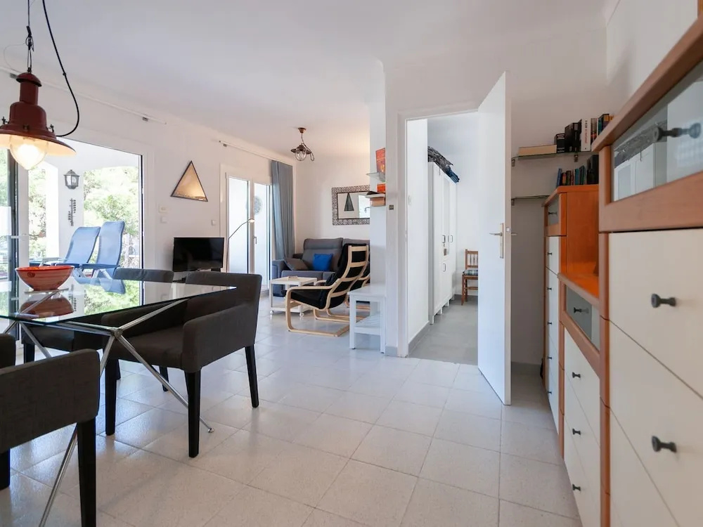 Cozy Apartment in Roses with Sea Nearby