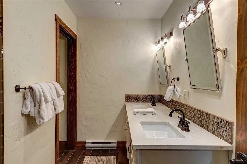 Ski-in Condo Steps From Downtown!! + Free Parking!