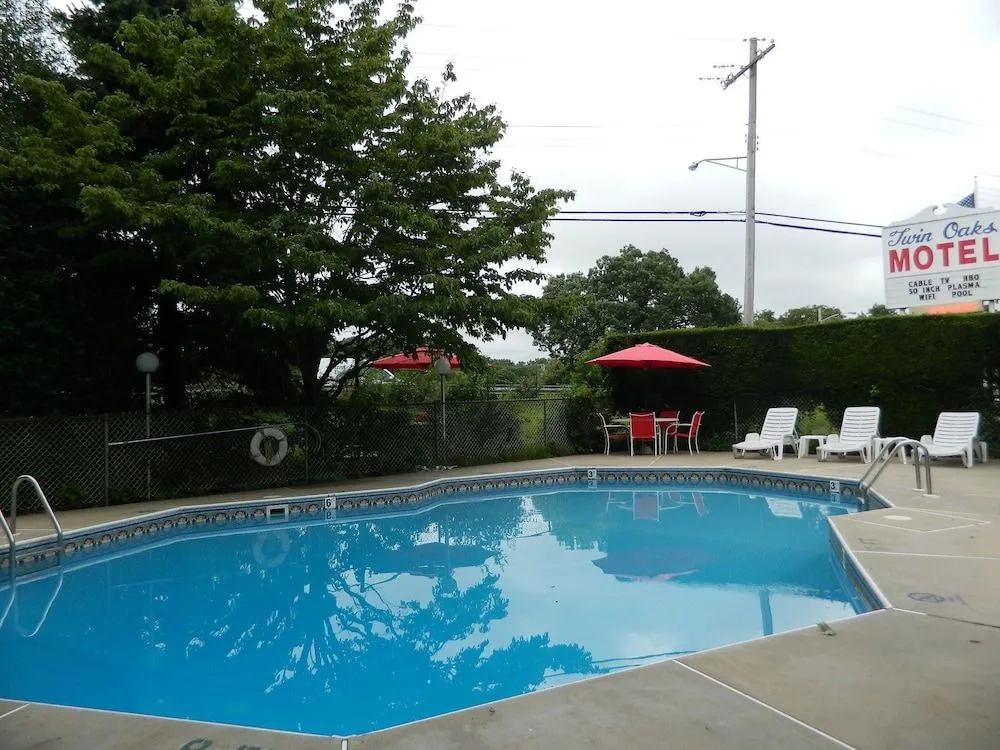 Twin Oaks Motel