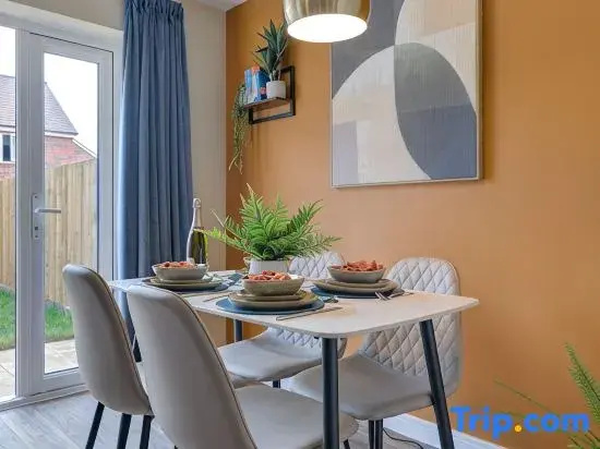 Sleeps 5 3 Bedroom House in Bourne with Parking