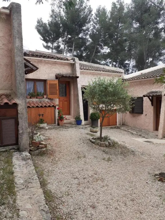 Villa club Sanary dans résidence fermée et arborée 10min a pied de la plage