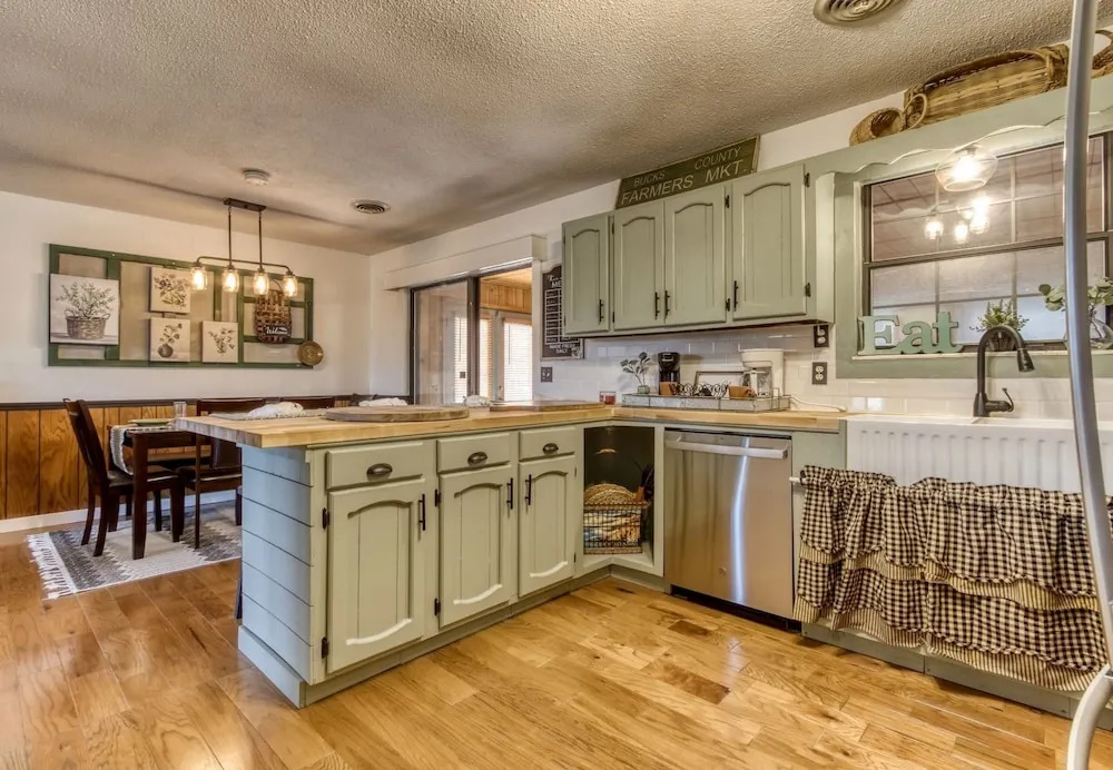 Farmhouse Cottage - Close To Tanger Outlets And Pigeon Forge! 3 Bedroom Home by RedAwning