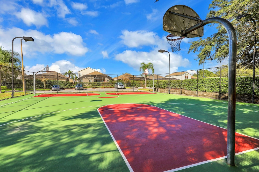 Resort Condo With Pools, hot Tub, Game Room, Tennis, Gym, Balcony, AC, & W/D