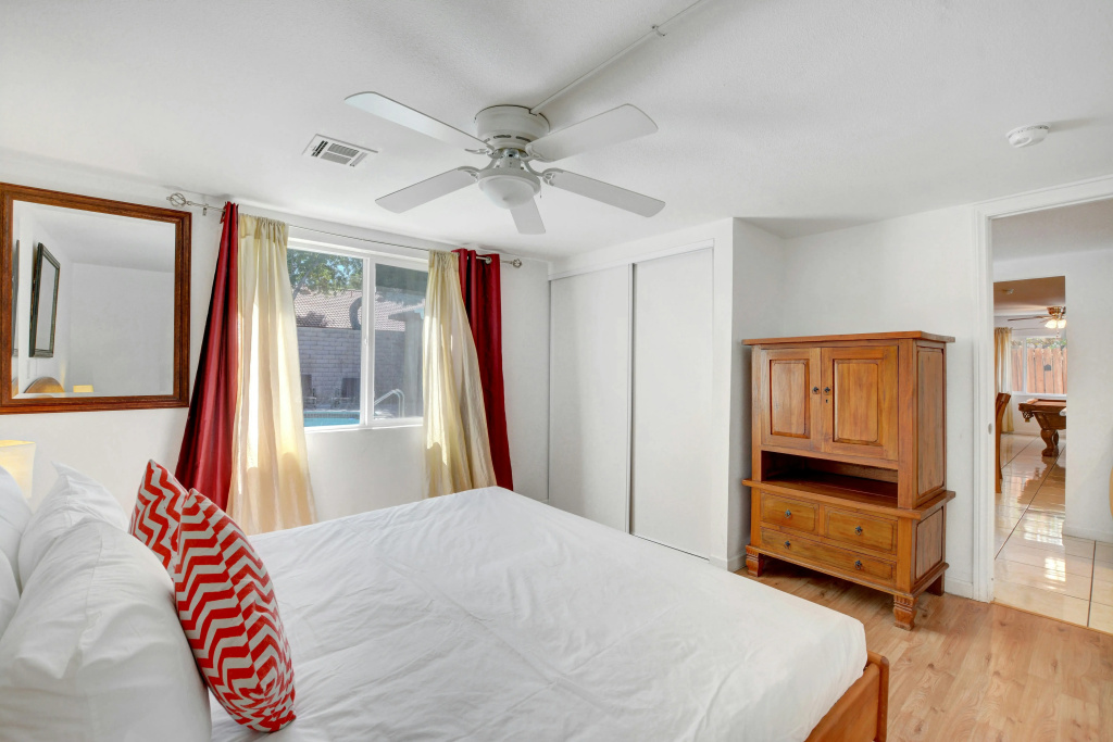 Vibrant in Vegas 4 Bd with Shimmering Pool!