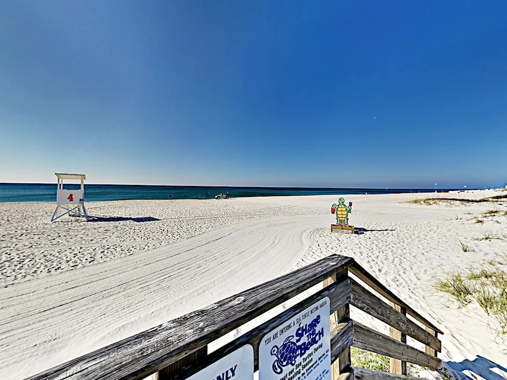 Natures Haven - Updated W/ Pool & Lake 3 Bedroom Condo