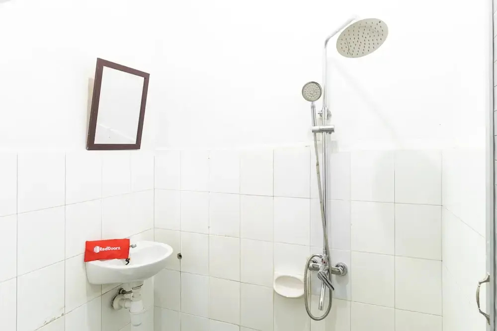 RedDoorz Plus near Universitas Methodist Medan