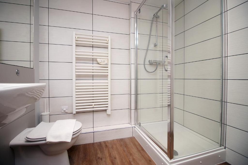 Violet's Corner Luxury Apartment by StayStaycations