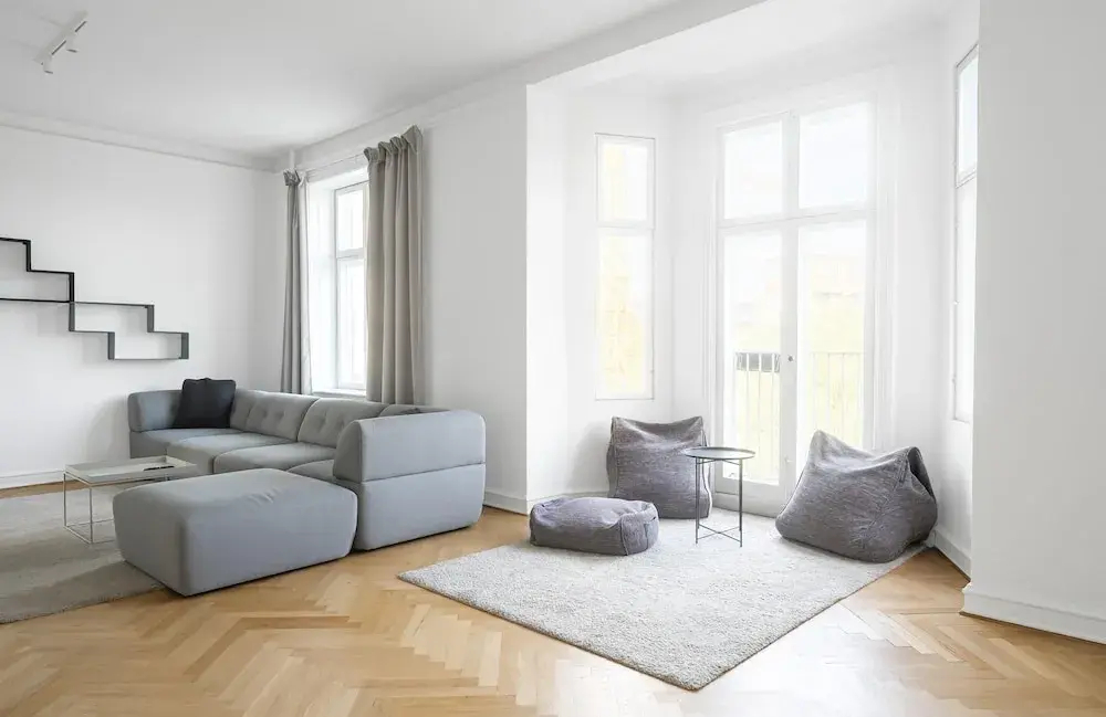 Fantastic 3-bed With French Balcony and Lake-views