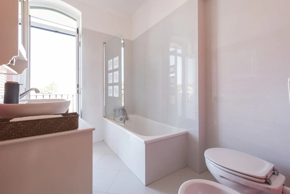 Bright and Airy Apt with balcony by LCH