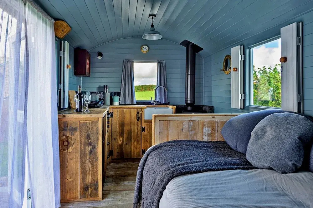 Lakeside Shepherds Hut Retreat, No Deposit
