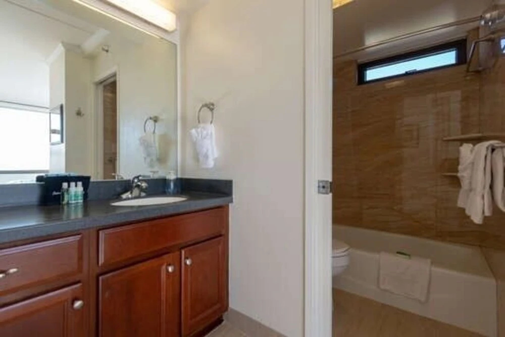 37th Floor Condo with Sweeping Ocean Views & Free parking!