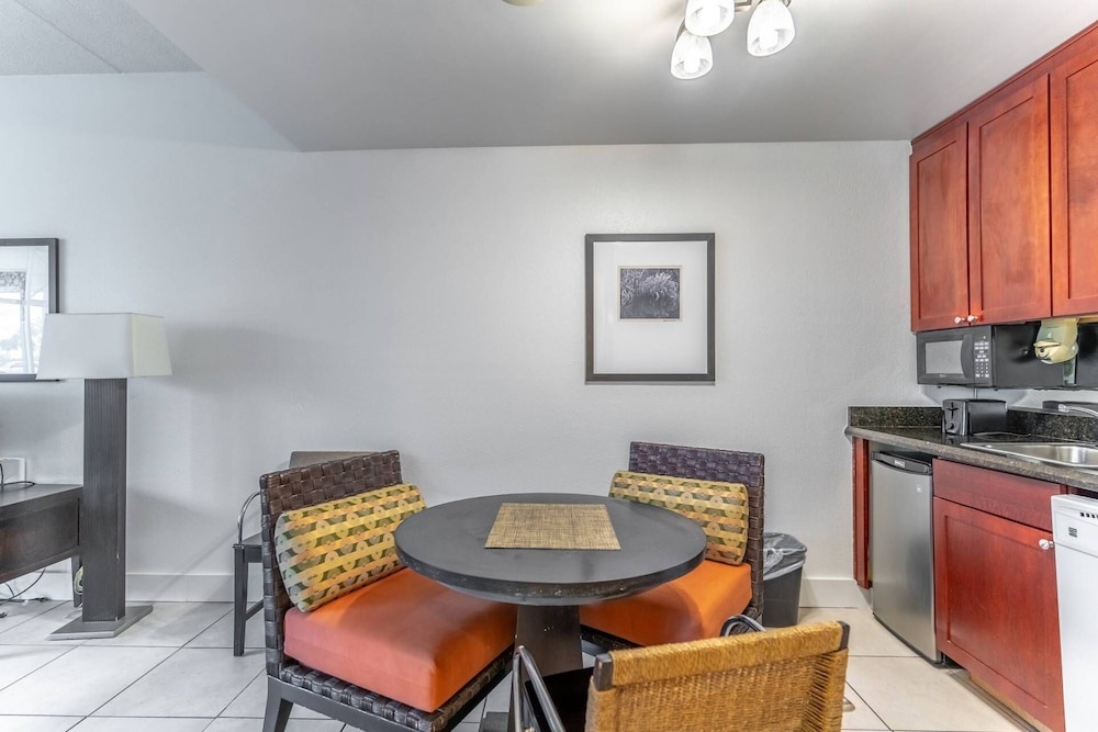 502 Little Harbor Inn