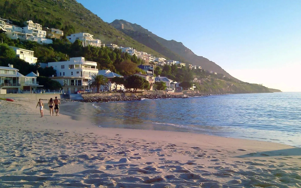 Bikini Beach Holiday Home, On the Beach, Sleeps 9!