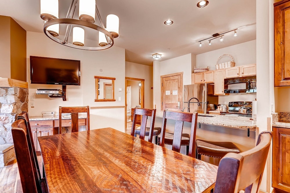 Upgraded 2bdr In Ge/walk To Slopes, Fireplace & Balcony 2 Bedroom Condo by RedAwning