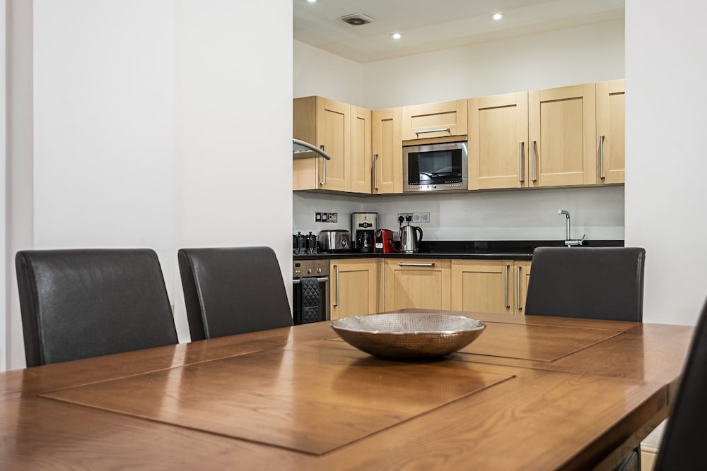 Shelton Apartment by Flexystays