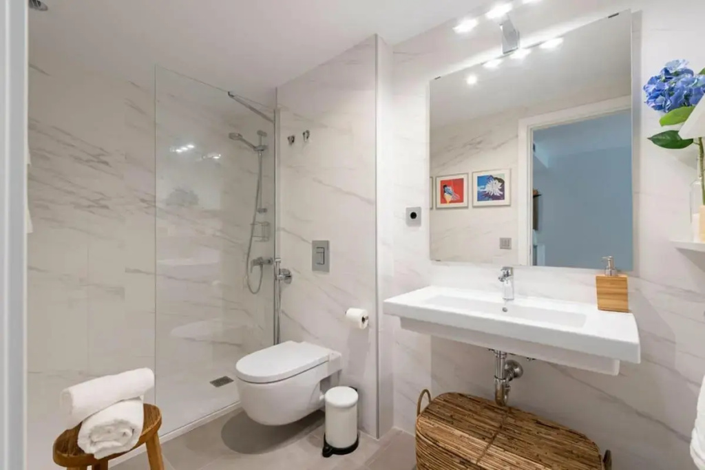 SUITE LUX APARTMENT. 80m FROM BEACH. FreeParking.