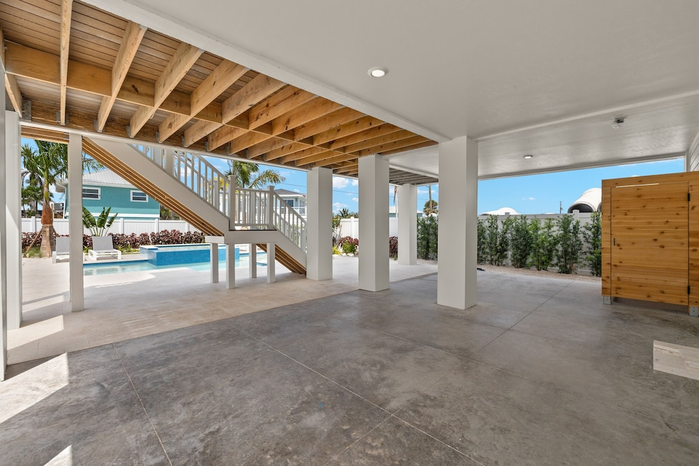 5583 Sun & Salt Retreat: 5br/4.5ba New Pool Home! 5 Bedroom Home