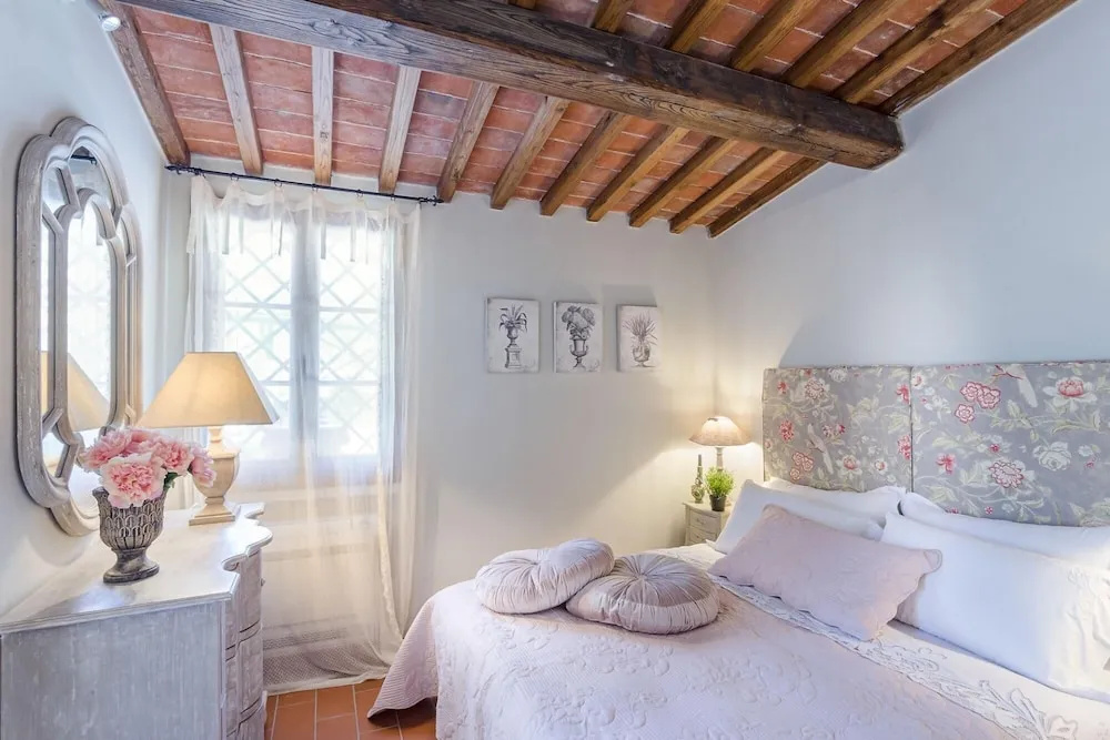 Rosyabate Cottage, with Private Garden and views between Lucca and Pistoia