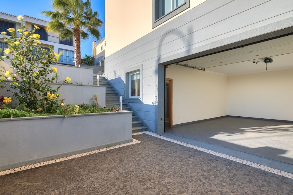 Villa Araujo Da Costa by HR Madeira