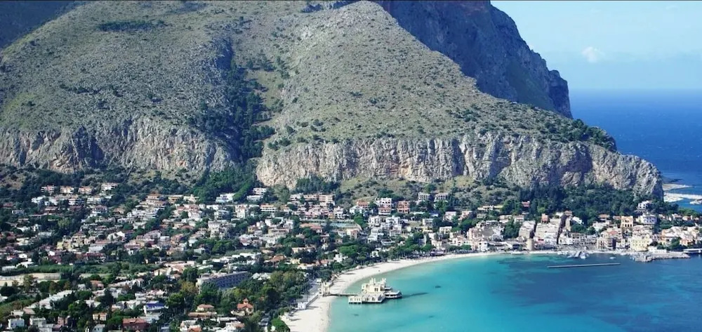 Mondello Beach Rooms - by the sea