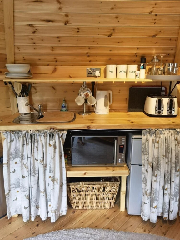 Cozy Cabin With Hot Tub Retreat in Anglesey
