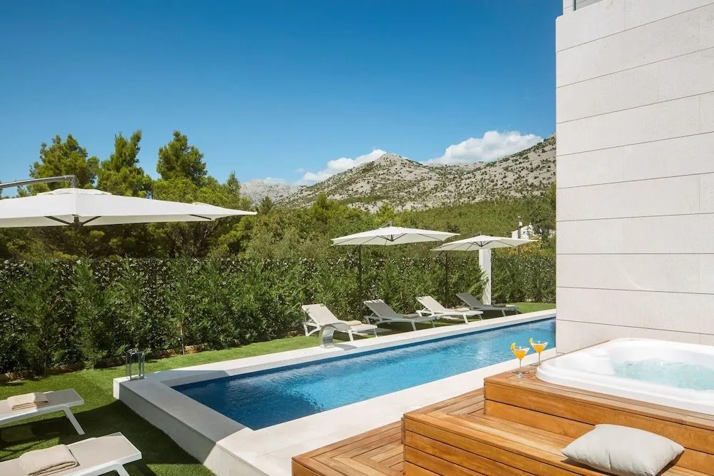 5-Star Villa Calma I with Heated Pool, Jacuzzi, Sea and Palm Tree Garden