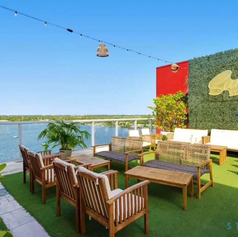Modern Resort Terrace- Up To 6 Near Beach, Hollywood