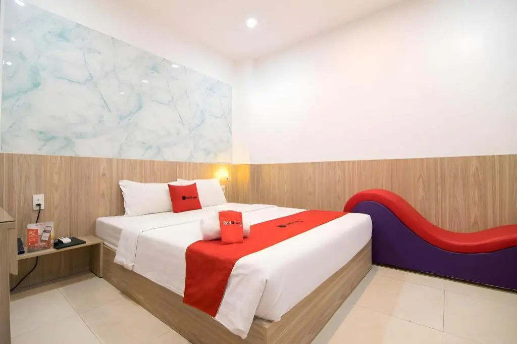 RedDoorz Plus near Le Quang Dinh Street