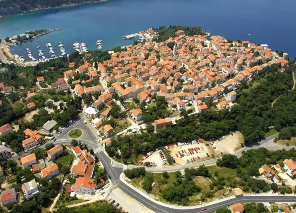 Apartment in Omisalj With Rooftop Terrace