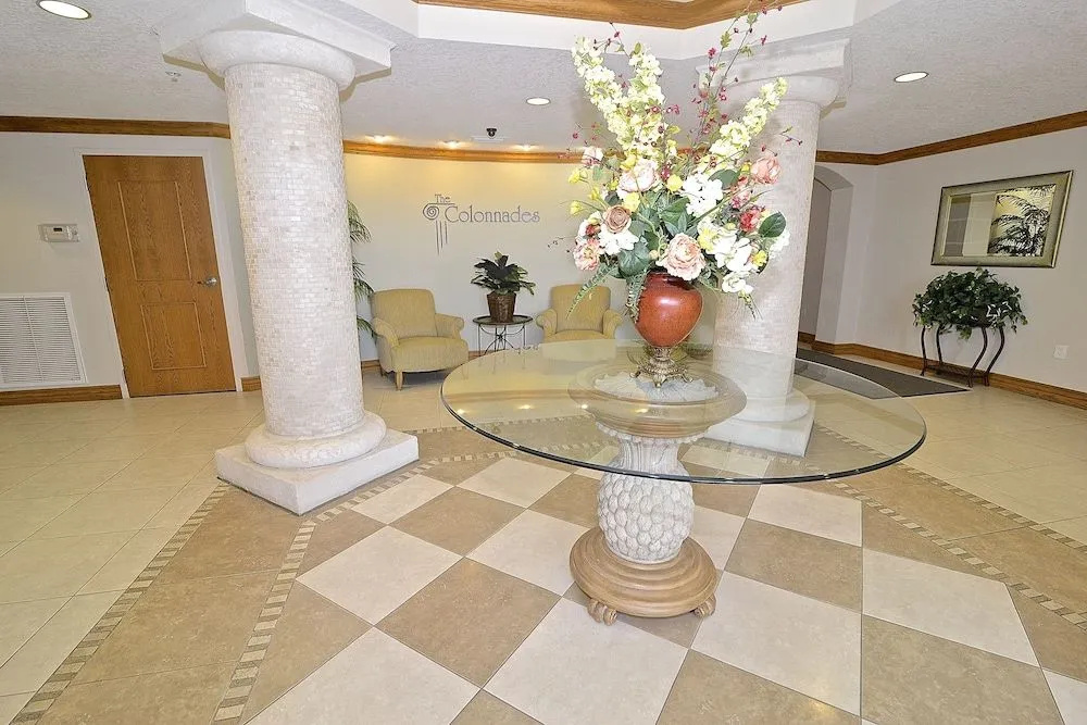 Colonnades 903