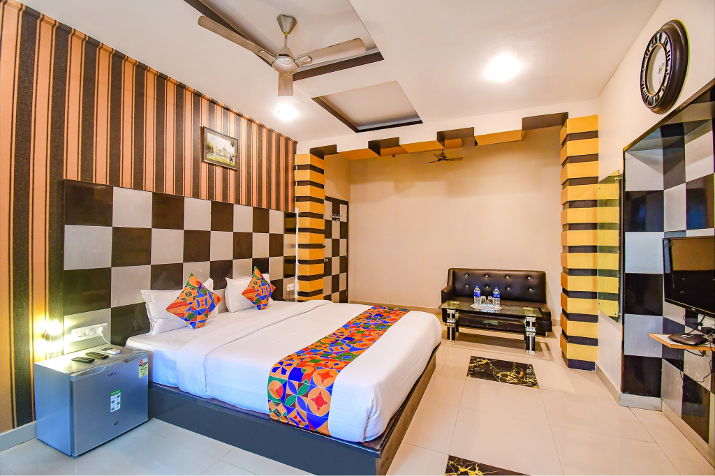 FabHotel Prime Rockstar Suites - Nr Park Circus 7 Point