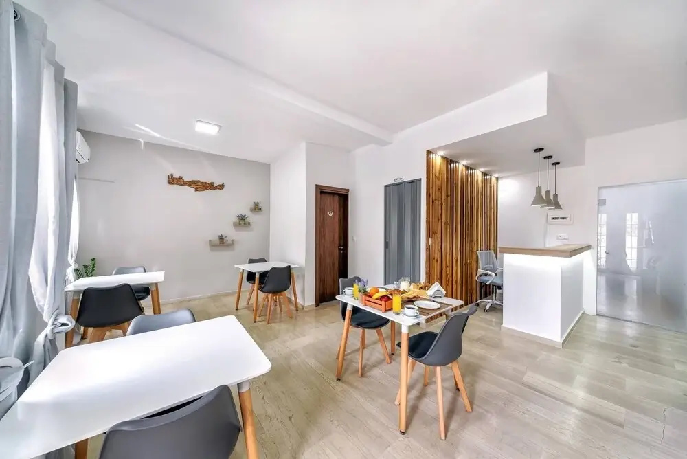 Ermis Luxury Suites & Apartments
