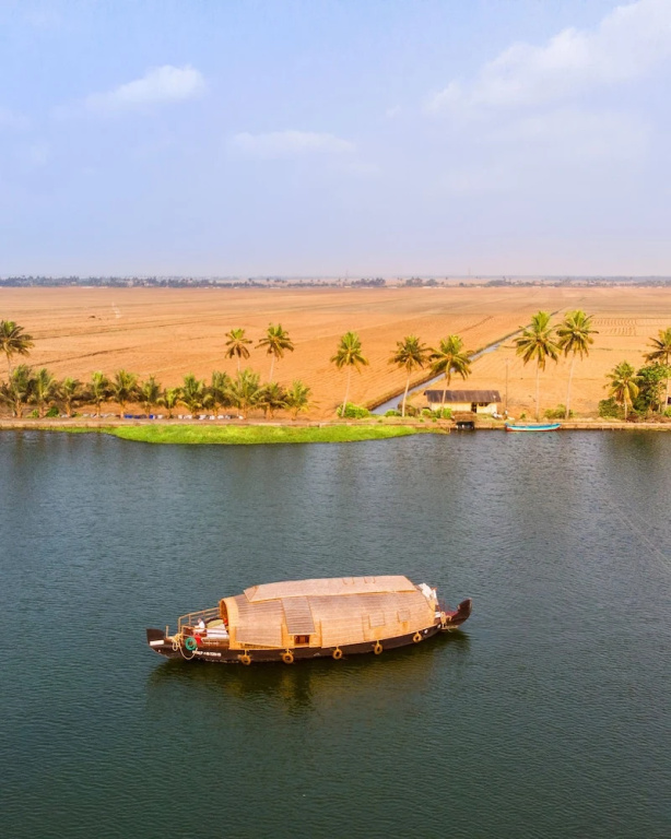 Spice Coast Cruises CGH Earth-Houseboat