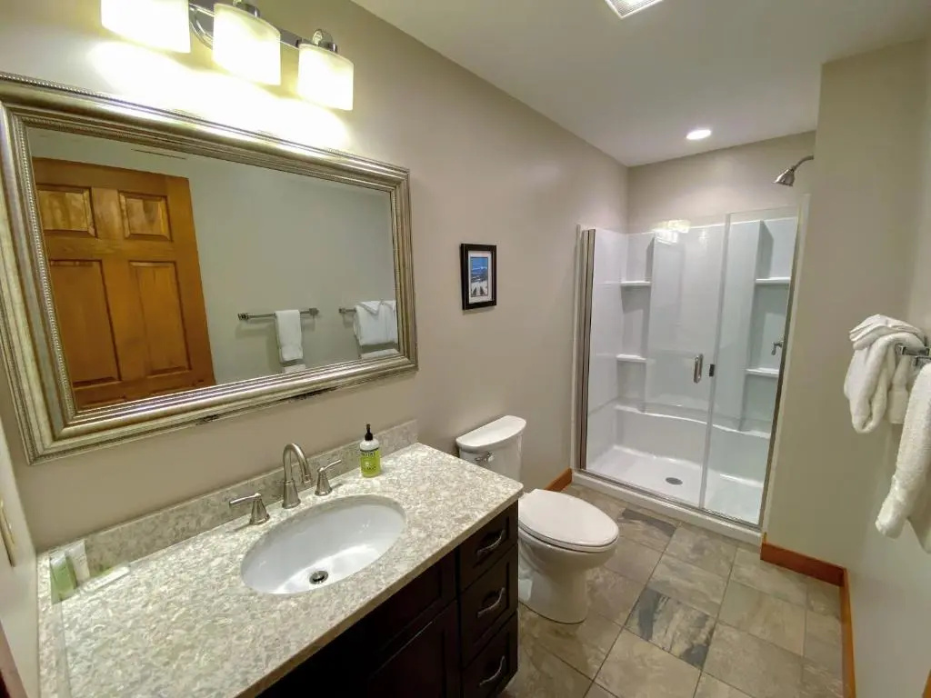 O8 Renovated Forest Cottage Townhome with great Mt Washington views fast wifi Walk to skiing