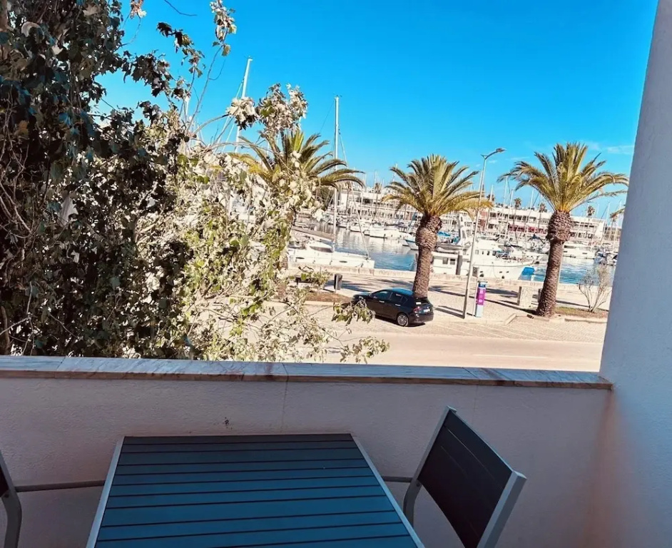 Lagos Marina View apt on Main Avenue Near Beaches