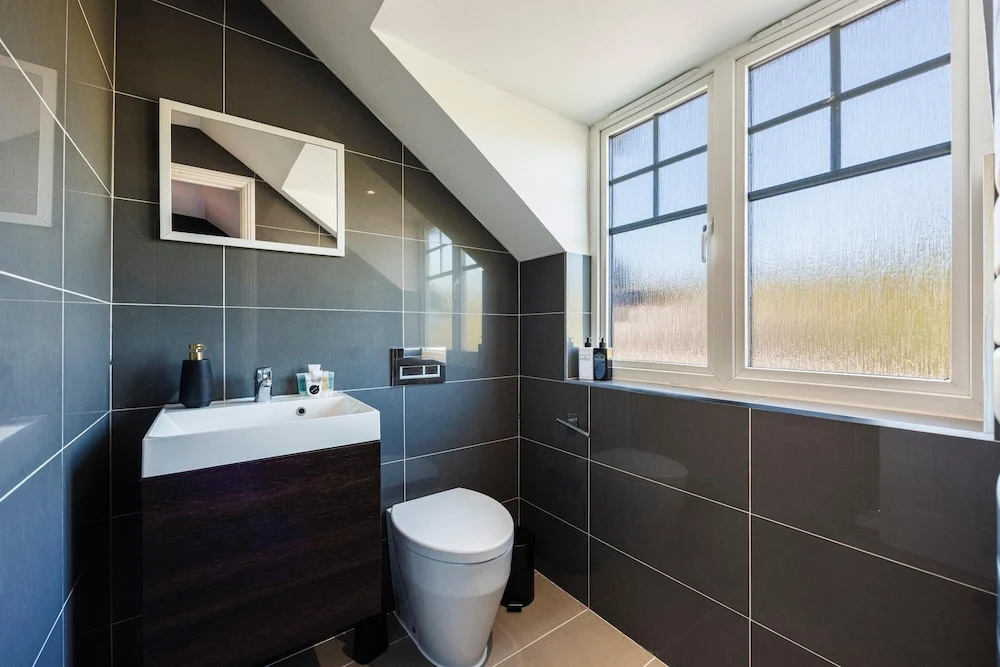 Large 4 Bed Townhouse in Uxbridge Sleeps 9