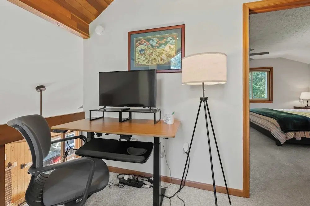 Waterside Haven by Avantstay Lakefront, Hot Tub, Game Room, Fire Pit
