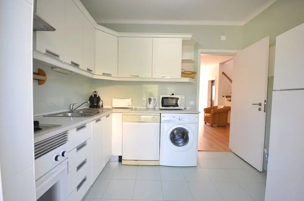 Stylish and well-equipped, private pool, close to amenities, free AC Wifi