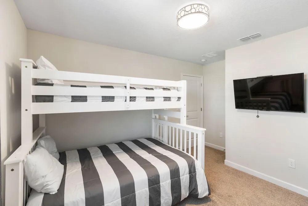 2957 FS - Luxury Oasis: 6BR Villa Pool Game