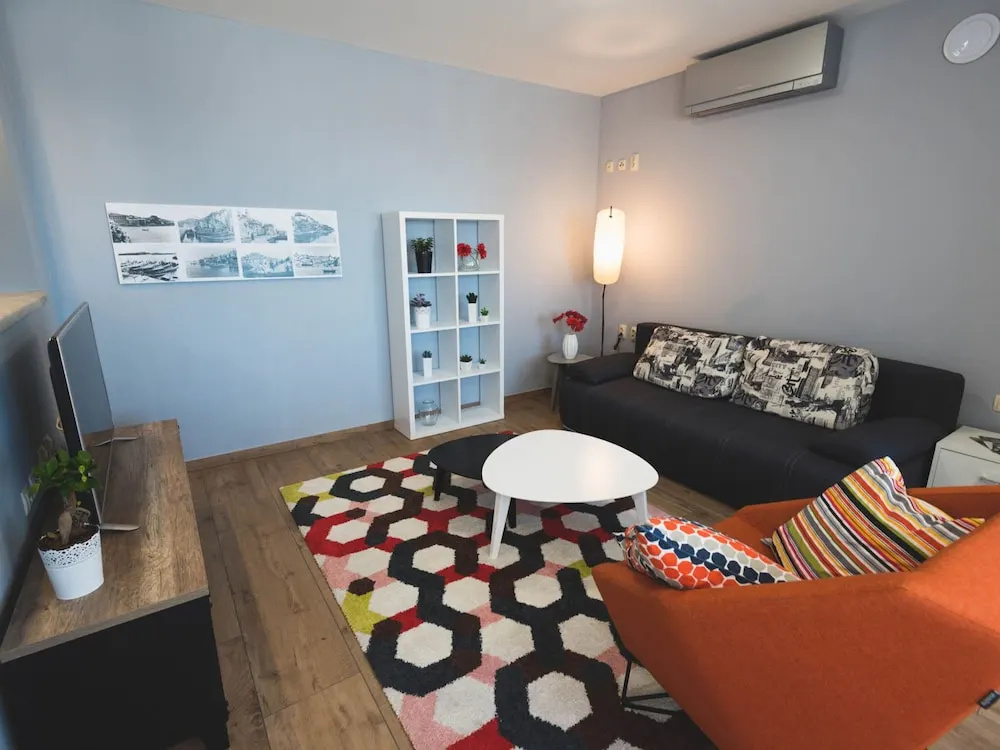 New, Modern & Comfortable, Central yet Quiet, Short Walk to old Town and Beach