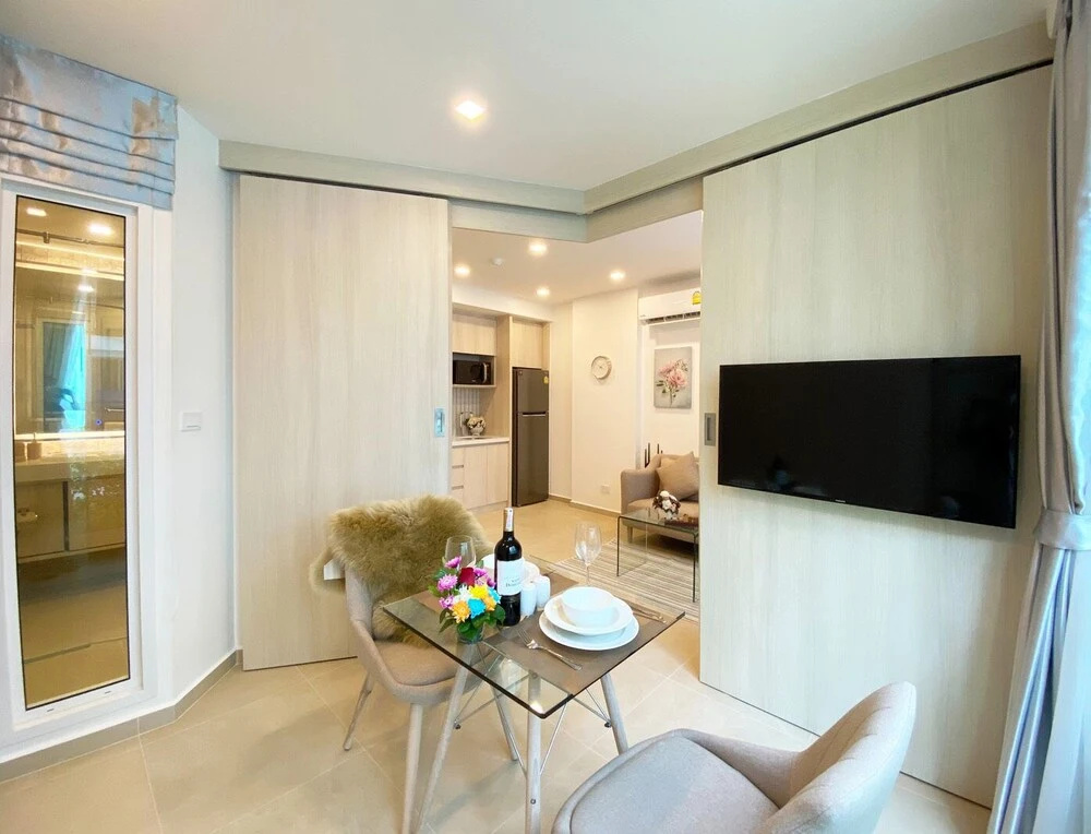 Great Location 1 bedroom Condo D614