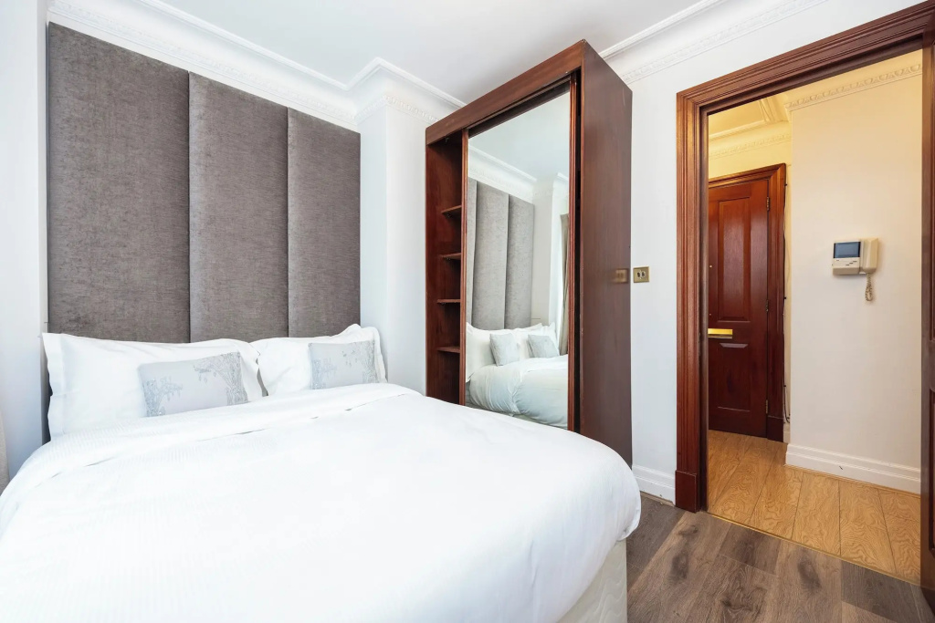CARLTON COURT - MAYFAIR