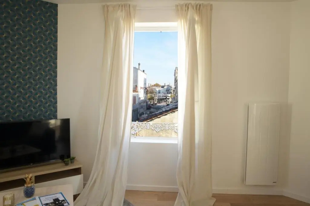 T2 de 55m2 avec toit terrasse, hyper centre, wifi, Netflix, draps, savons et serviettes fournis
