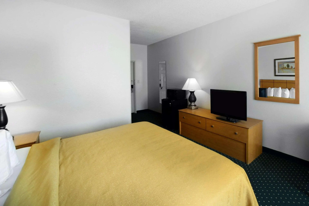 Quality Inn and Suites Springfield Southwest near I-72