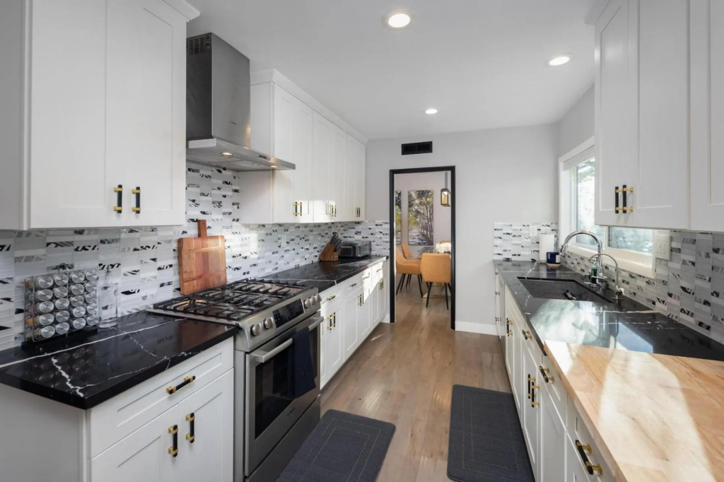 Hidden Valley Pl - 90210 Villa With Canyon Views and a Large Private Backyard