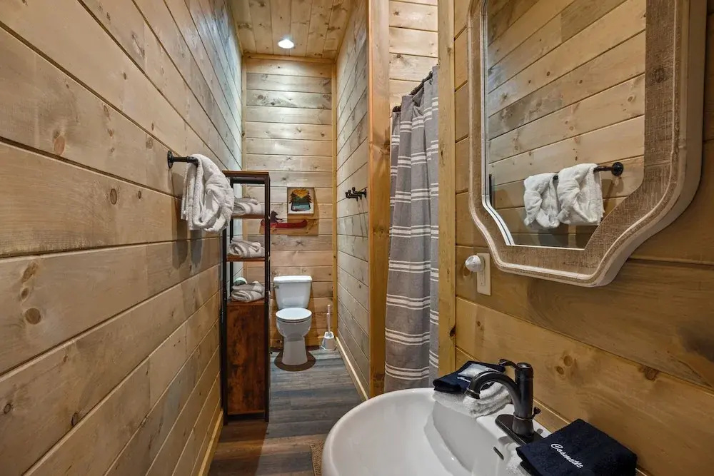 The Hidden Owl Mountain Lodge 5 Bedroom Cabin by RedAwning