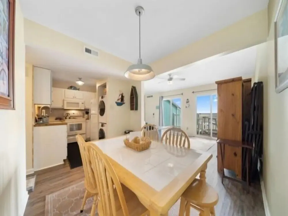 Captain's Quarter 2 Bedroom Condo by Redawning