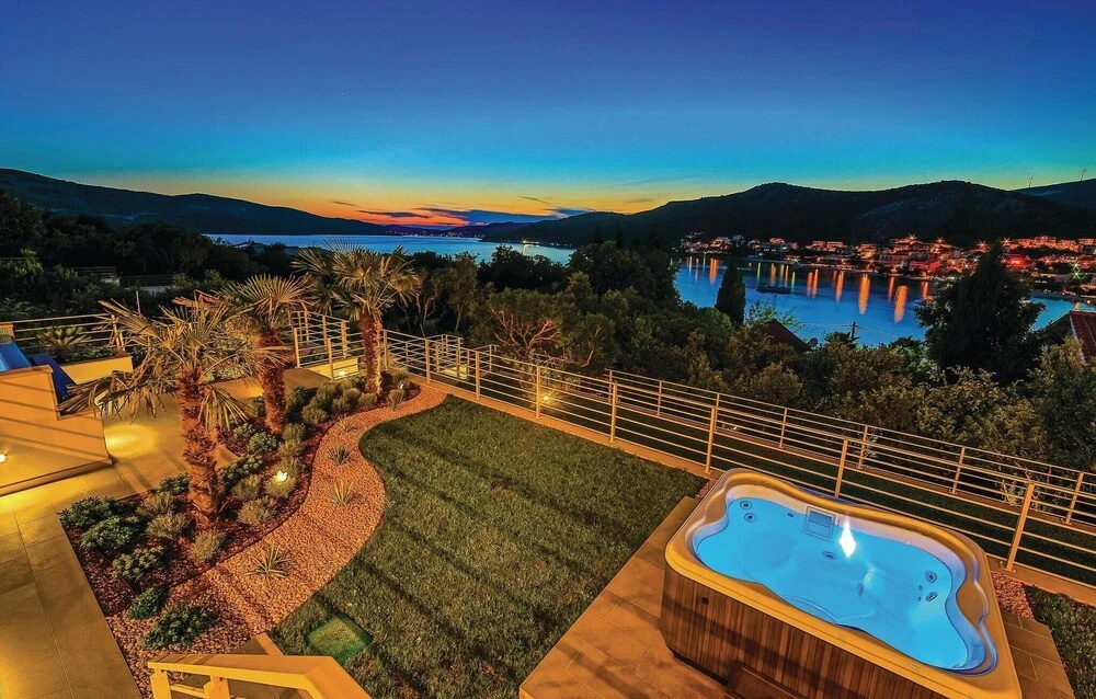 Beautiful Home In Seget Vranjca